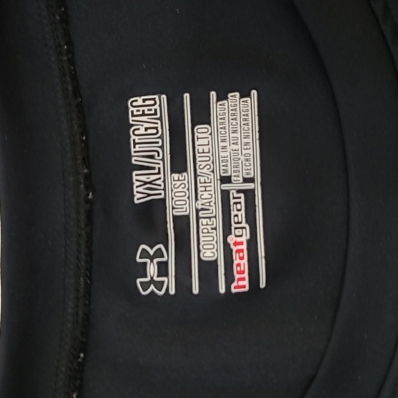 Under Armour boy's black t-shirt featuring a unique graphic design size XL - Picture 5 of 5